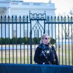 Gunman Believes He’s Jesus – Attacks White House! Secret Service agent stands guard outside the White House.