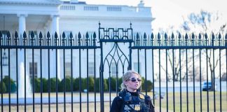 Gunman Believes He’s Jesus – Attacks White House! Secret Service agent stands guard outside the White House.